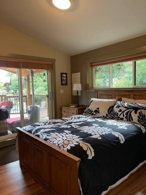 Cozy Corner Cottage Port Renfrew Exterior photo