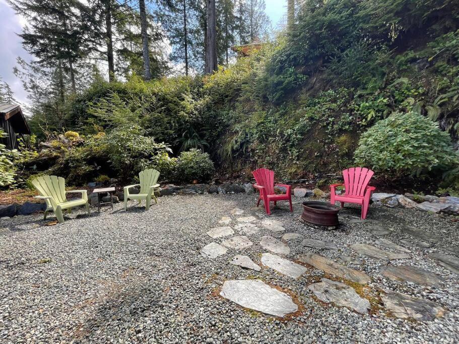 Cozy Corner Cottage Port Renfrew Exterior photo