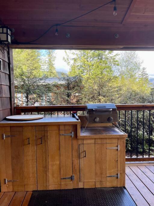 Cozy Corner Cottage Port Renfrew Exterior photo