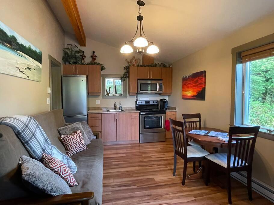 Cozy Corner Cottage Port Renfrew Exterior photo